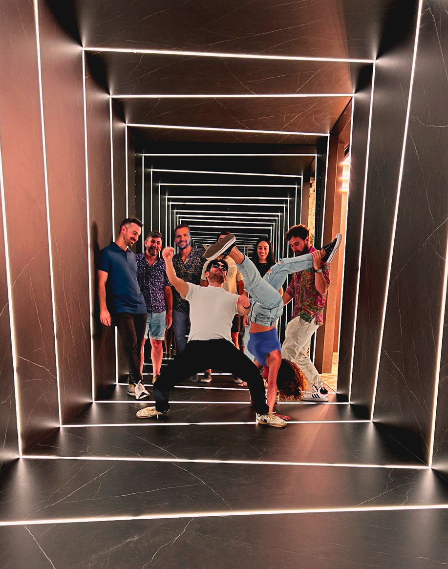 Fotografía artística del equipo de Flow81 posando en un pasillo de diseño